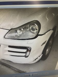 ポルシェカイエンのフロントバンパー修理
