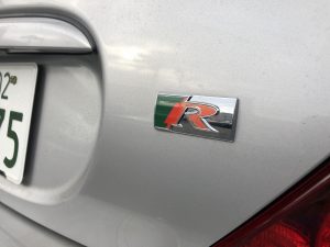 R