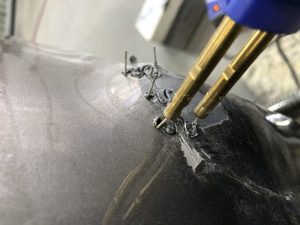 切れたバンパーの修理