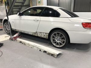 ＢＭＷ３３５iのサイドステップ修理