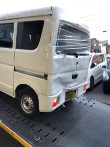 ４tトラックに突っ込まれ