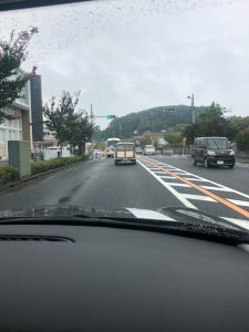 前を走る車は…