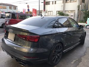 アウディＲＳ3のドア修理