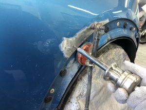 BMWミニのリアフェンダー修理