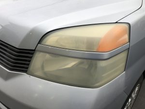 トヨタ・ヴォクシーのヘッドライトが黄ばんで
