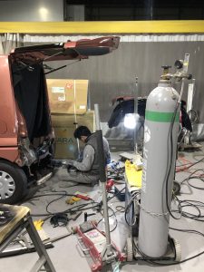 メルセデスベンツＣ２００のドアとクオーターパネルの修理