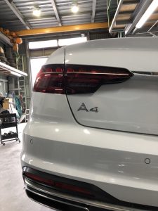 アウディＡ４のサイドシル