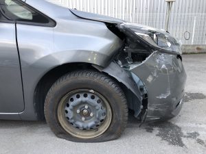 レッカーで運ばれてきた日産ノート
