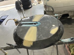 ゲレンデヴァーゲンのタイヤカバー修理