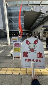 土日は