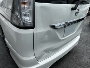 セレナのリアゲート交換
