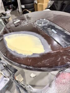 ゲレンデヴァーゲン のタイヤカバー修理