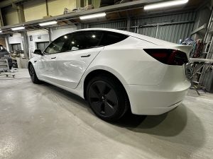 テスラ・モデル３のヘコミ修理